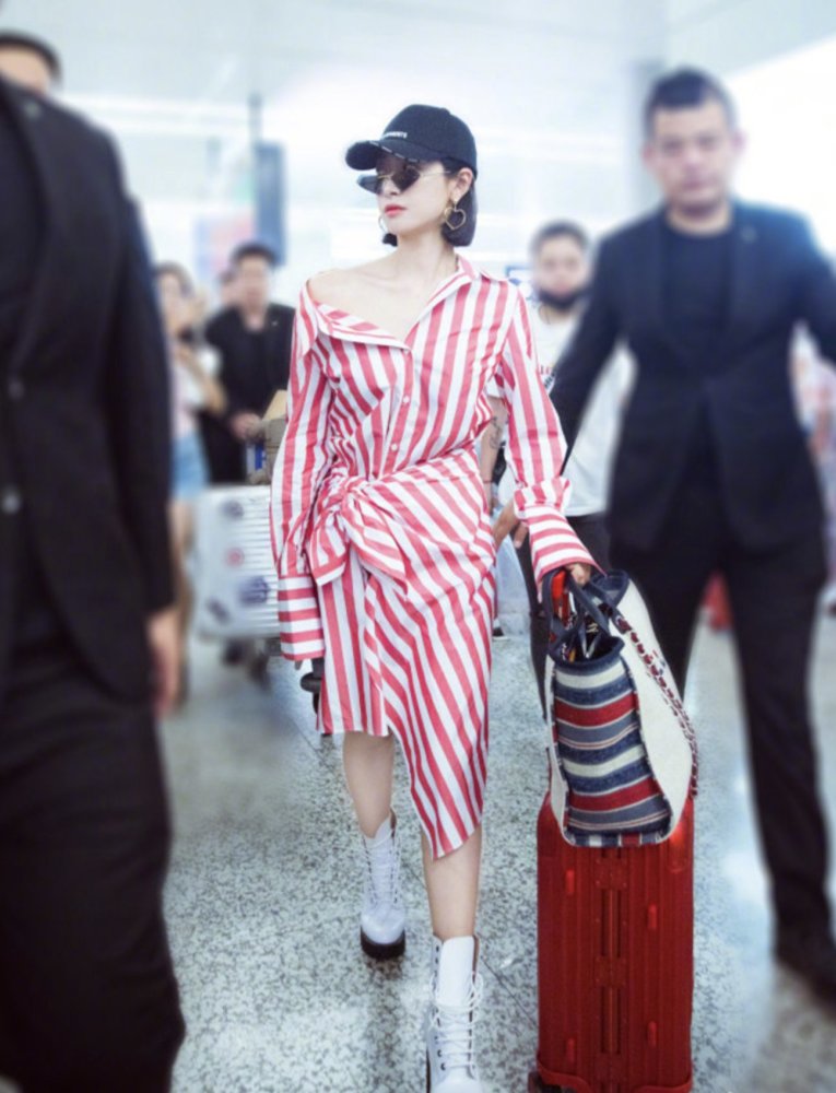 裙子里面别再搭配安全裤了,现在宋茜周冬雨都