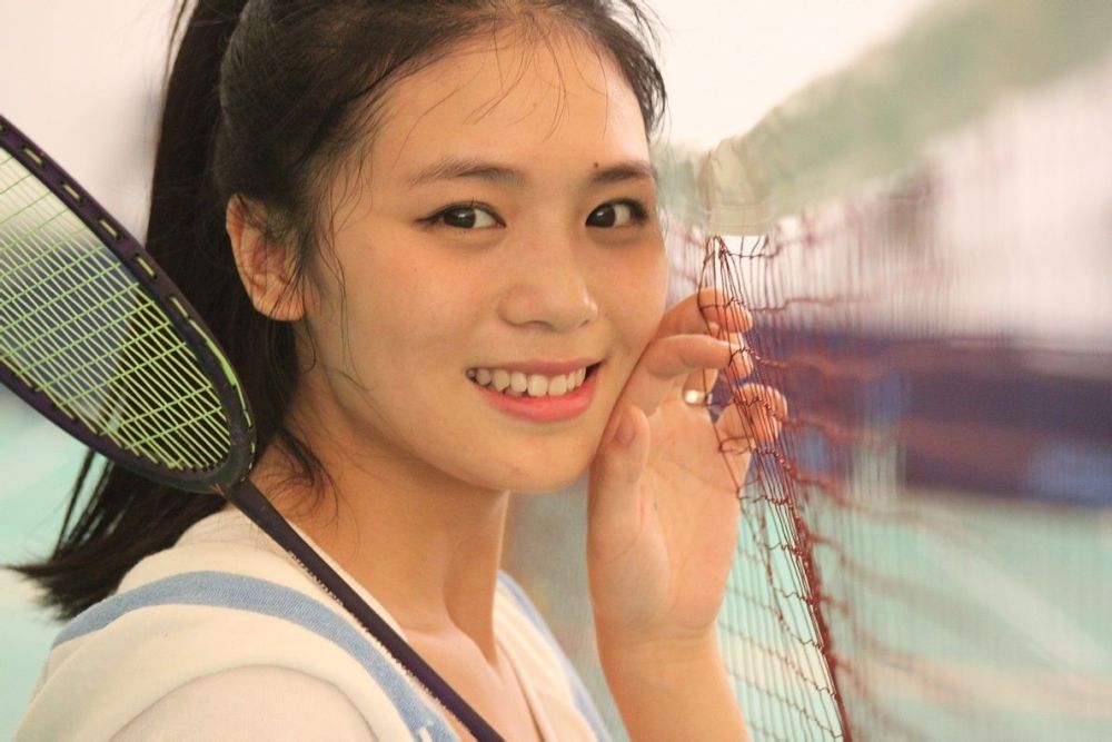 20岁唱一首歌爆红,大1岁老公也是歌手,如今3岁