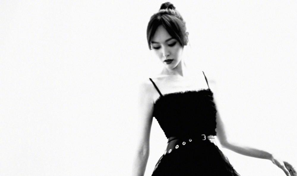 唐嫣黑色吊带裙风格写真,糖糖不仅甜而且美好