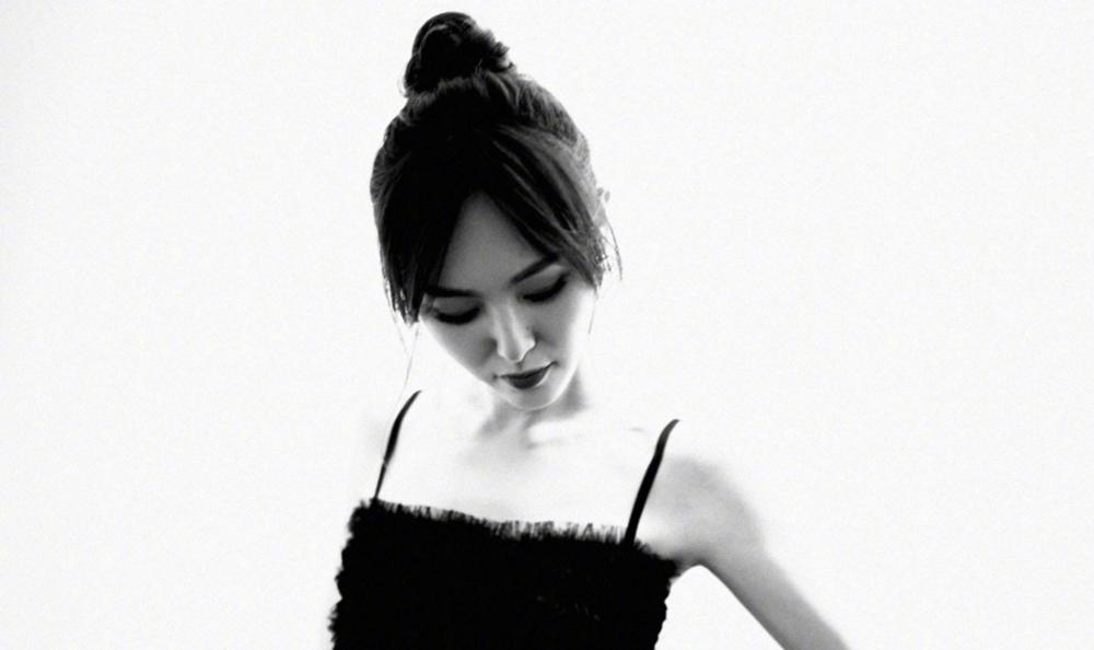 唐嫣黑色吊带裙风格写真,糖糖不仅甜而且美好