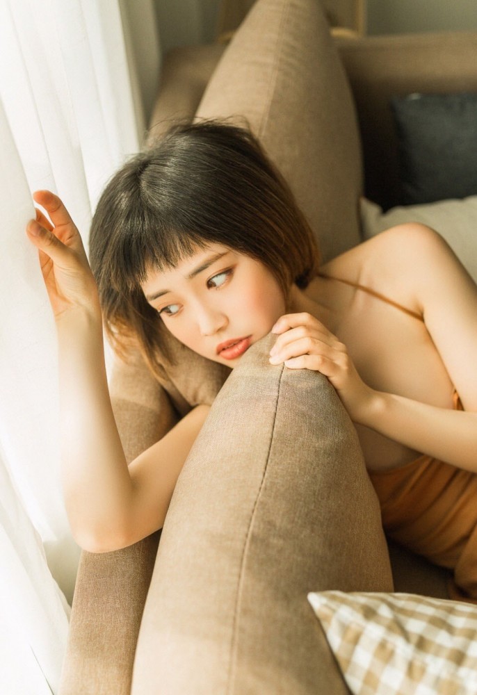 人像摄影:性感美女吊带诱惑,裸足美腿,妩媚妖娆!