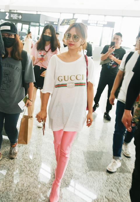 蔡依林穿骚粉色长靴亮相,时尚显眼,网友:这品味