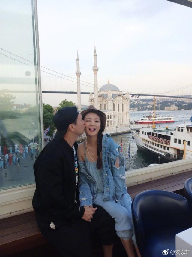 安以轩与老公旅游庆祝结婚纪念日 两人亲亲抱抱太腻歪 看点快报