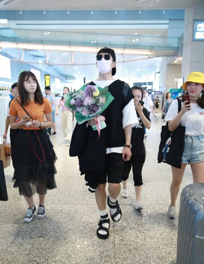 凉鞋搭配棉袜不仅仅只有女星,井柏然也在穿,效