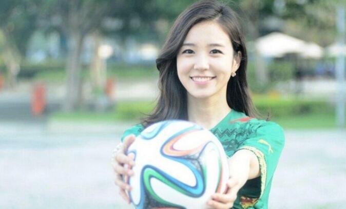 韩国女主播解说世界杯,披肩长发大眼睛,网友:当