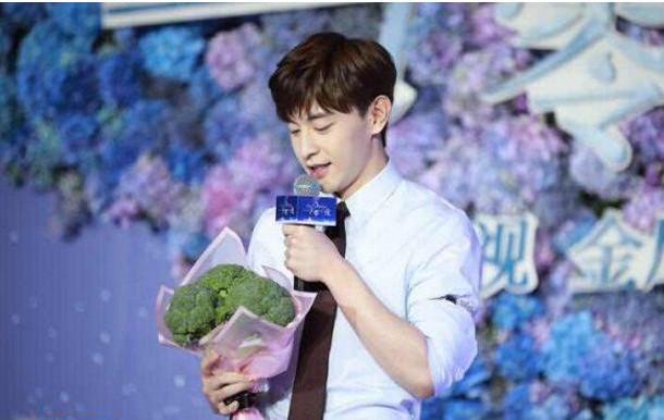 《一千零一夜》迪丽热巴邓伦现身发布会,邓伦