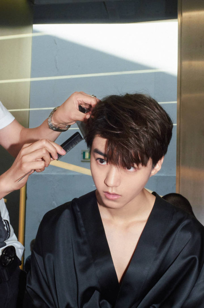 王俊凯的海报被人亲了好几下,位置是粉丝最觊