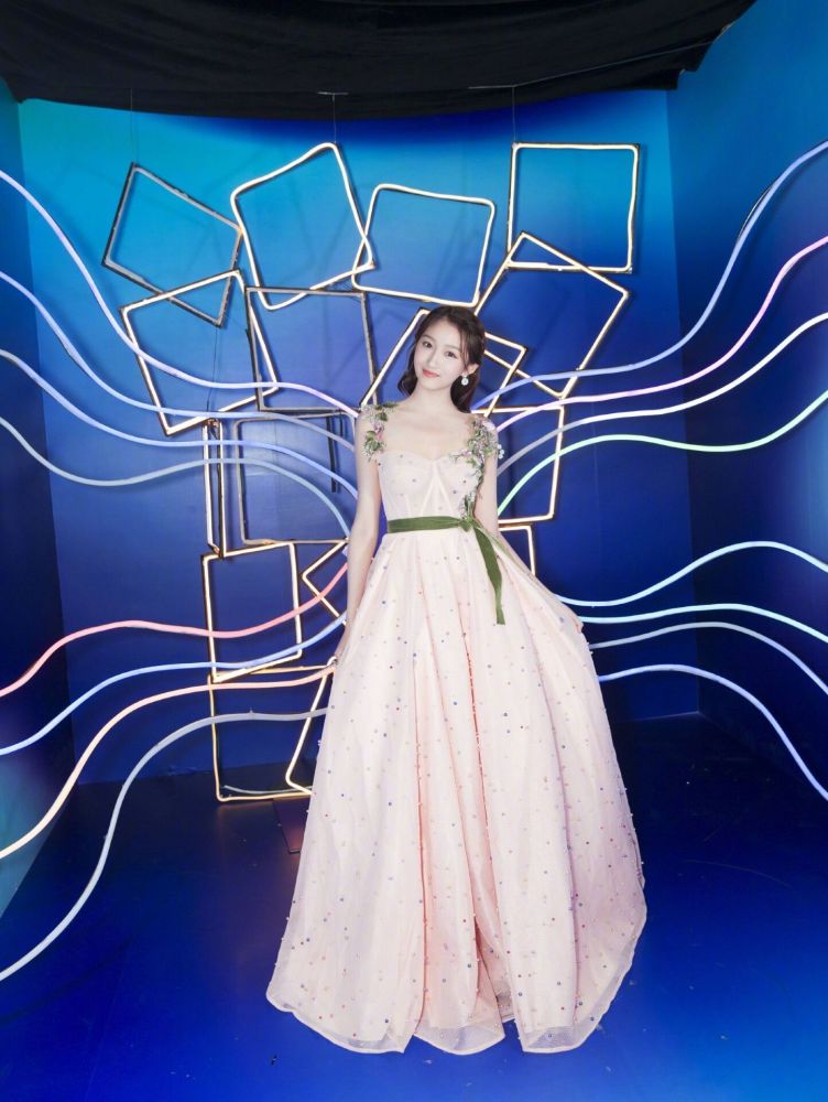 微博之夜众女星出席,关晓彤、古力娜扎、周冬