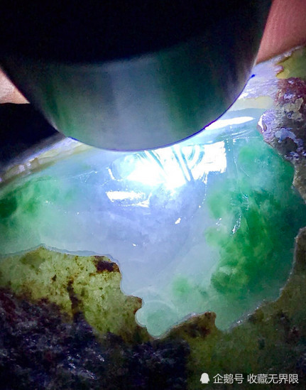 确认过眼神,老板对这块沆洼难看的翡翠原石下