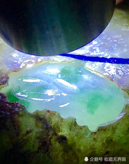 确认过眼神,老板对这块沆洼难看的翡翠原石下