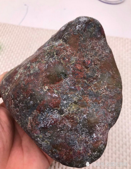 确认过眼神,老板对这块沆洼难看的翡翠原石下