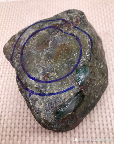 确认过眼神,老板对这块沆洼难看的翡翠原石下