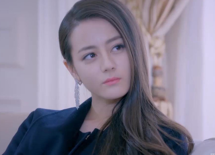 迪丽热巴总是把头发斜披在左肩上,其实是有原