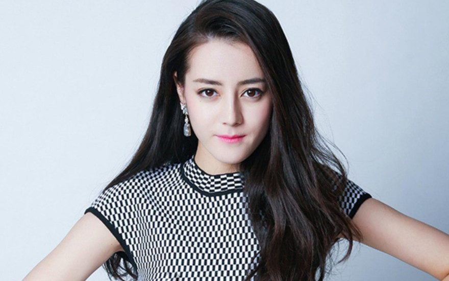 迪丽热巴总是把头发斜披在左肩上,其实是有原