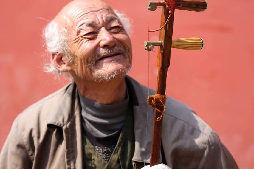 古绝对!上联:三年琵琶五年萧 一把二胡拉断腰,