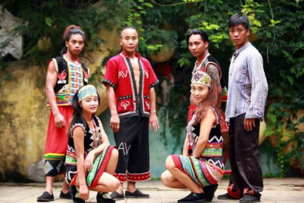 「改良」的佤族服装上往往还会用亮片在民族服饰上拼出代表性的「牛头