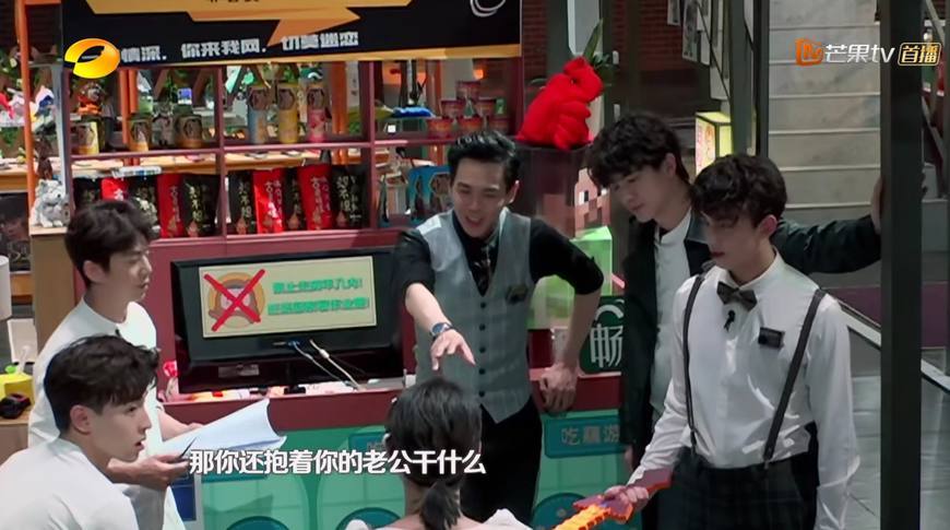 同是收到马思纯礼物,何炅邓伦感动,吴磊兴奋,张若昀却