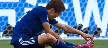 gif-日本大将禁区附近被放倒 裁判未吹罚犯规