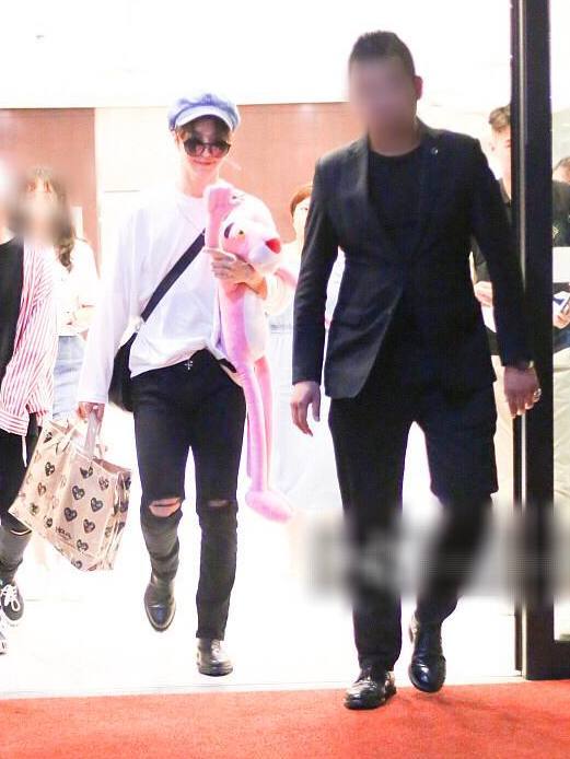 范丞丞简直帅爆了!破洞裤配白上衣超有范,怀里