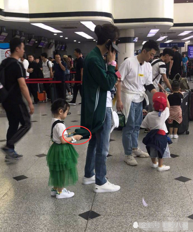 戚薇女儿首度露面录制综艺,黄贯中女儿也参加