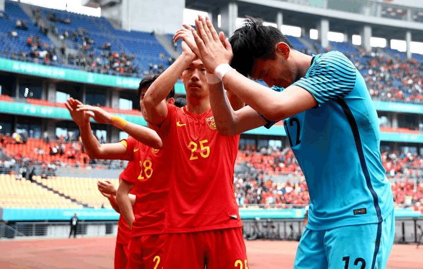 日本赢球门将却丢人了!捞出进球赶紧抗议,裁判