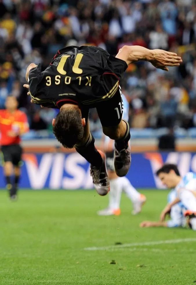 冰岛守门员爆红朋友圈,但他们庆祝进球的方式