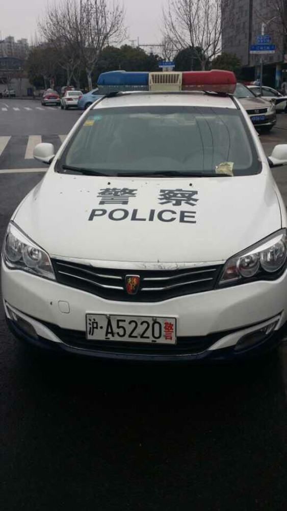 上海警车被交警贴罚单引热议