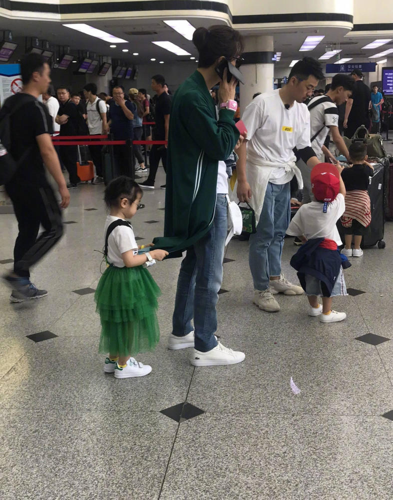 戚薇女儿首度曝光,小小年纪就时尚感爆棚