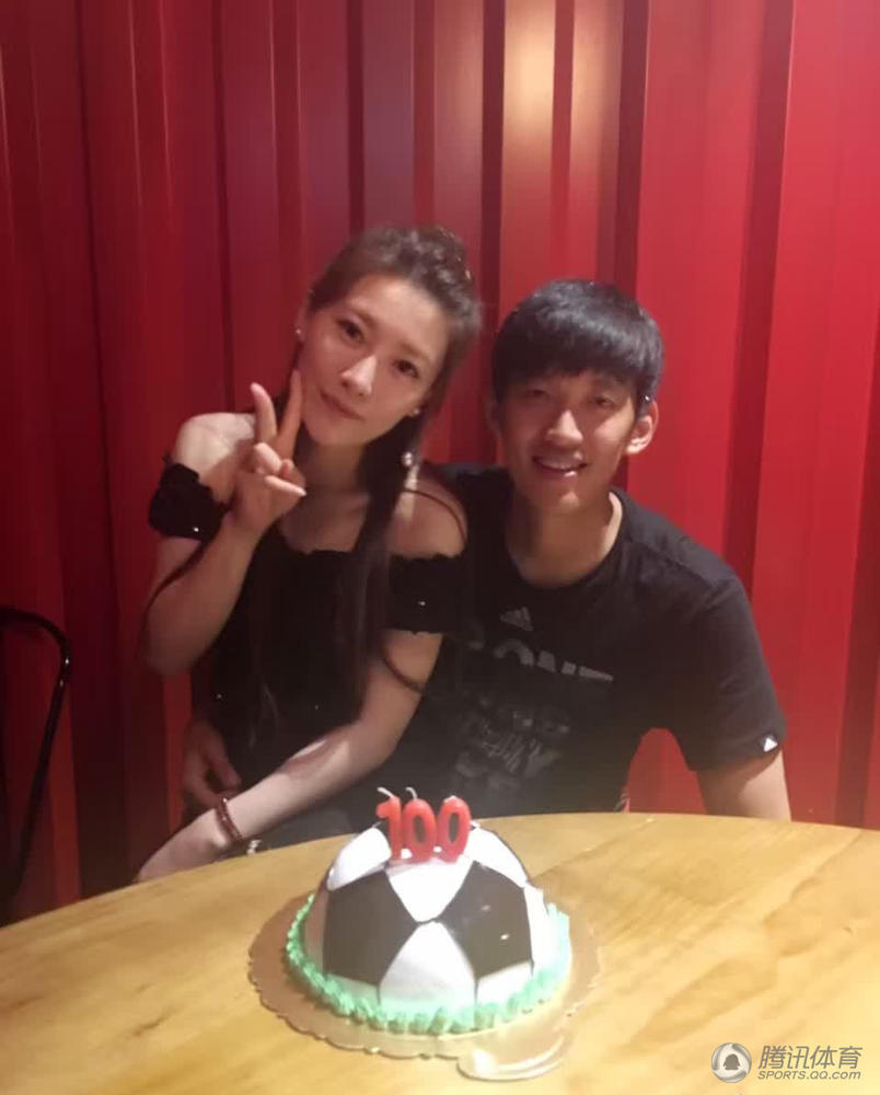 上港国门百场里程碑 娇妻坐大腿秀甜蜜_学生时