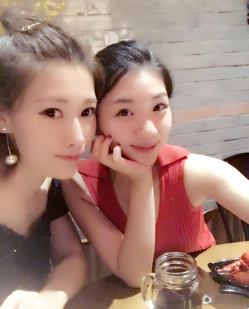 上港国门百场里程碑 娇妻坐大腿秀甜蜜_学生时