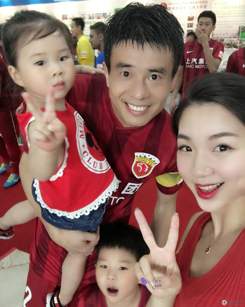 上港国门百场里程碑 娇妻坐大腿秀甜蜜_学生时