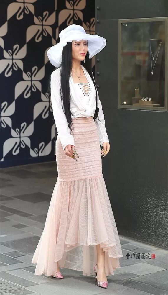 街拍:美人鱼小美女,连高跟鞋都有鱼鳞纹