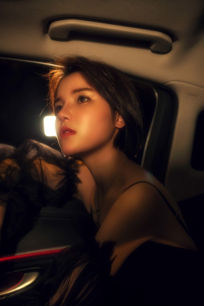 艺术摄影:美丽夜景,在车上的女孩!