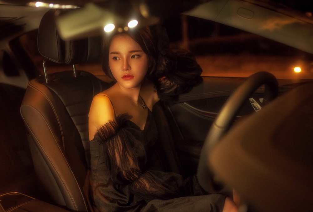 艺术摄影:美丽夜景,在车上的女孩!