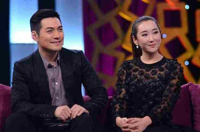 39岁严宽晒女儿脚印宣布当爸，女儿体重堪称“千斤”
