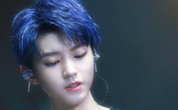 王俊凯蓝发,陈伟霆蓝发,鹿晗蓝发都特别帅气,而