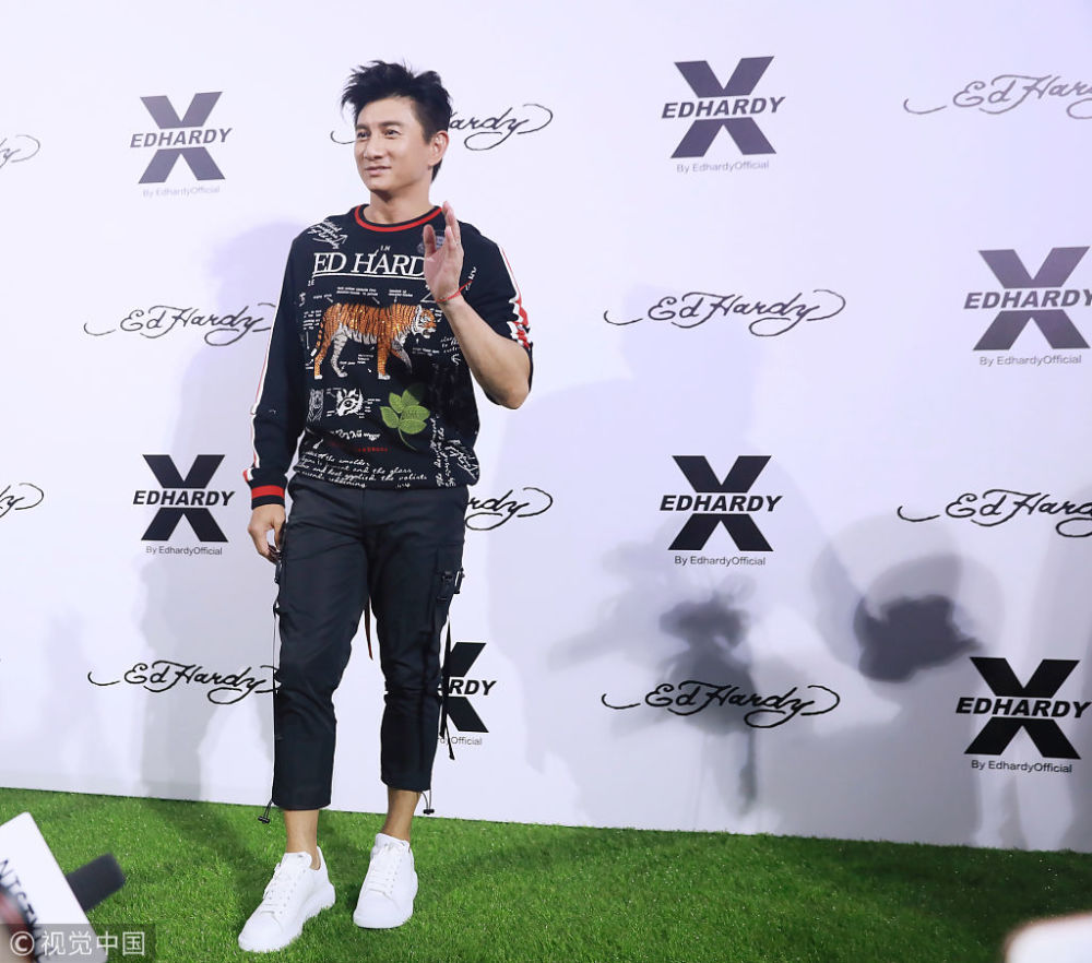 冉莹颖睡衣风装扮皮肤姣好似少女 吴奇隆潮装