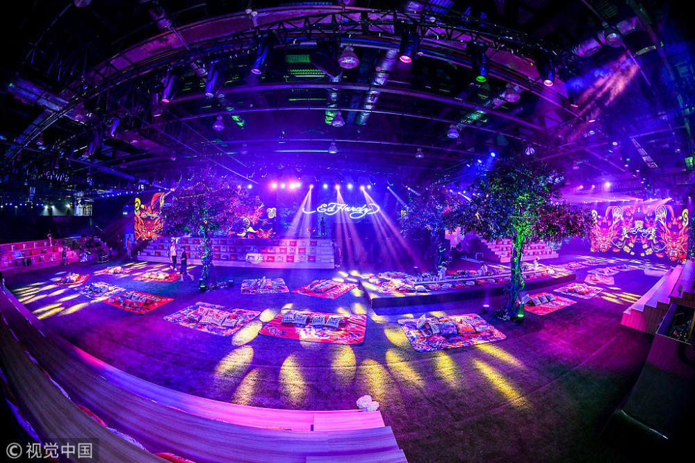 冉莹颖睡衣风装扮皮肤姣好似少女 吴奇隆潮装