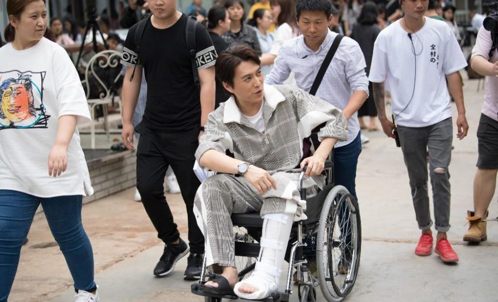 娱乐快讯《如果岁月可回头》探班深圳,靳东腿受伤坐轮椅,蒋欣表情很