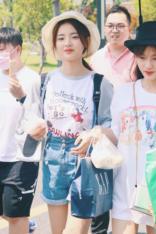 杨超越戴渔夫帽,和赵丽颖一样都是巴掌脸,今年