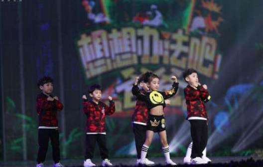 戚薇女儿首露正脸,朱茵跪地与女儿哭成一团,这