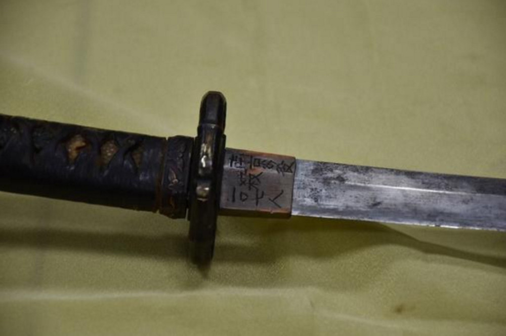 抗战时缴获的一把日本军刀,刀柄上刻着7个字,看后真是