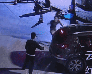 这时,男子用力把砍刀甩向便衣民警,地上溅起火花,所幸没有伤及民警.