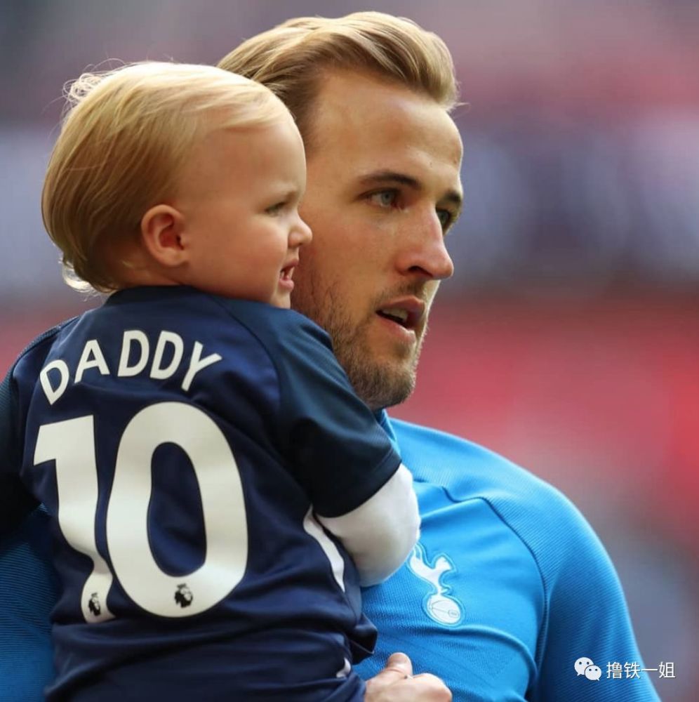 前跟偶像合影,13年后为偶像本人,英格兰队长比