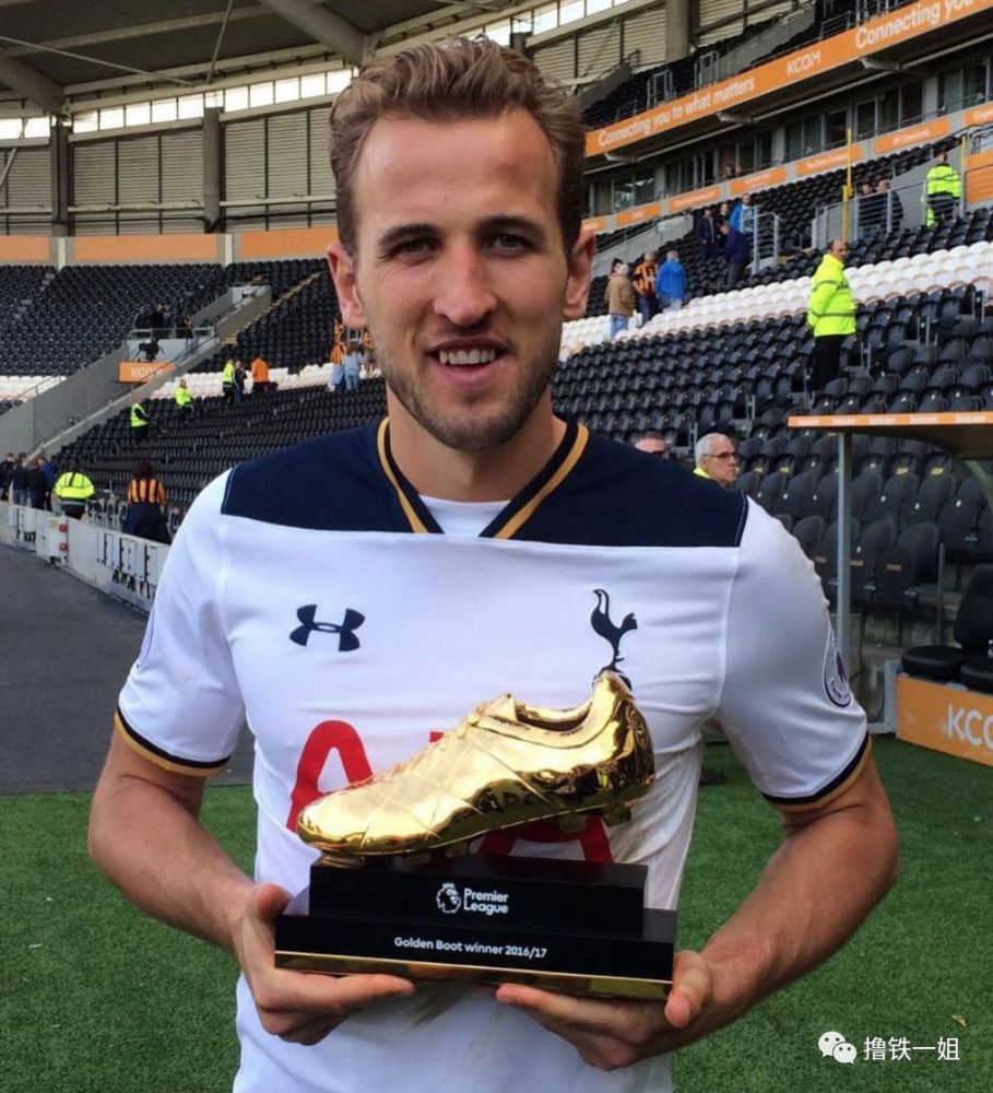 前跟偶像合影,13年后为偶像本人,英格兰队长比