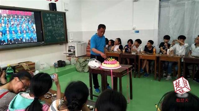 教师满六十揣退休证送考 学生为其送上蛋糕