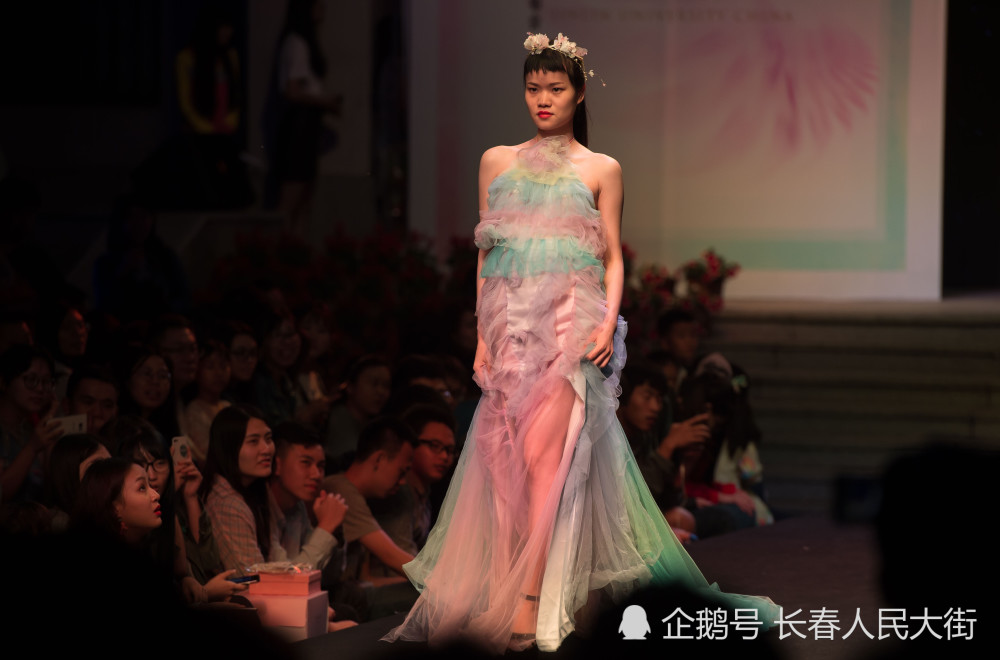 大学校园走秀美女如云免费看 72岁老太看两小时连连称赞