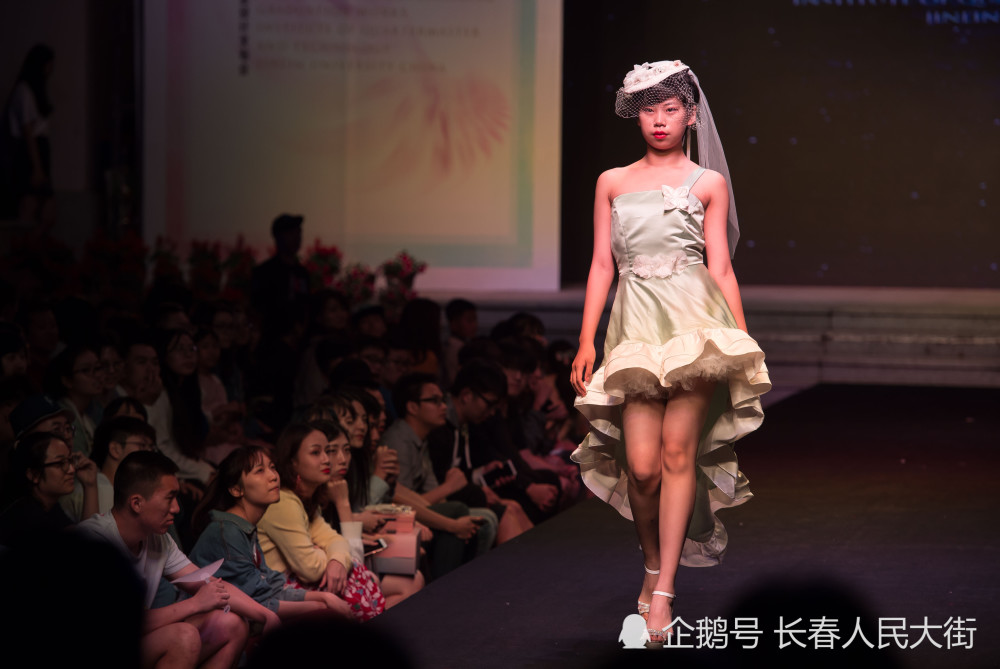大学校园走秀美女如云免费看 72岁老太看两小时连连称赞