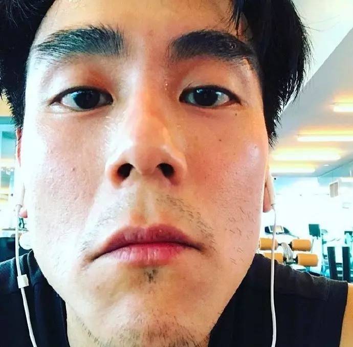 自拍永远迷之角度的彭于晏,翻他的微博,可以看到各种鼻孔照抬头纹.