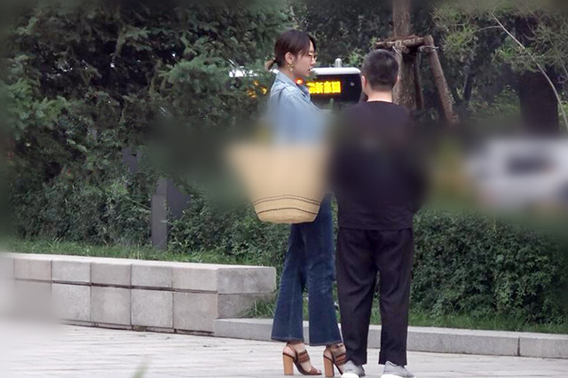 白百何戴钻戒疑有新恋情,和男友人见面一路热